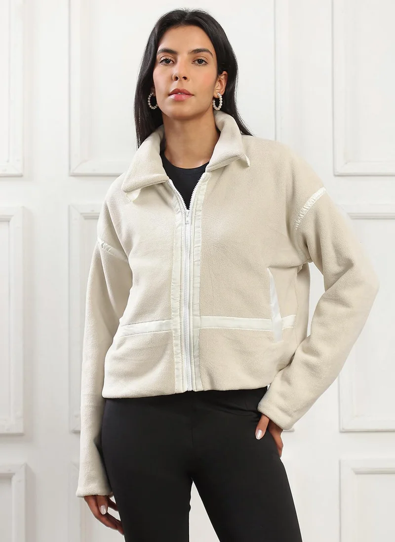 جلو باص جاكيت شتوي نسائي من جلوبس بياقة عريضة وأكمام طويلة منسدلة مزين بالفرو الصناعي وجيوب مزدوجة بتصميم واسع